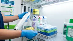 Hur en vanlig plastpåse hjälper till att bli av med damm: ett städknep