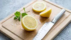 Skär inte dessa livsmedel på en skärbräda av trä – experter varnar för att de inte håller längre än en månad